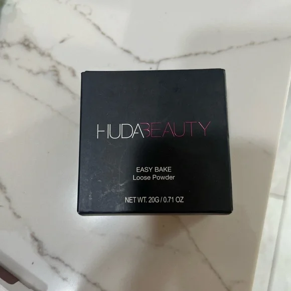 Huda Beauty Easy Bake Loose Powder - Picture 1 of 3